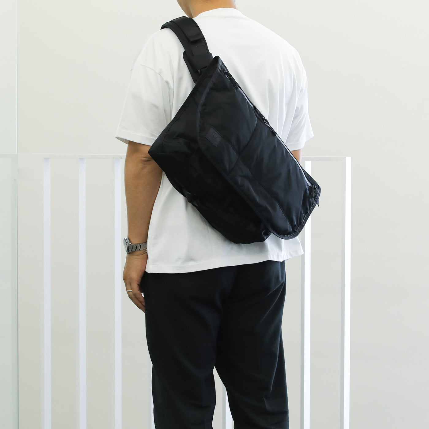 MESSENGER BAG