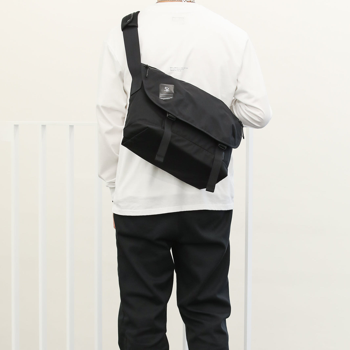 MESSENGER BAG