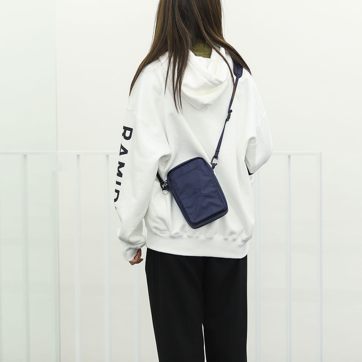SHOULDER POUCH (M)